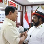 Peluk Hangat dan Keakraban Prabowo saat Terima Kunjungan Lenis Kogoya