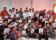 Romo Syafii Hadiahkan Buku Kepemimpinan Militer Karya Prabowo ke Kader HMI di Kalbar