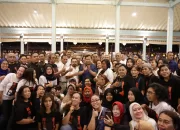 Prabowo Ngejam di Kafe Solo Bareng Band Lokal dan Relawan Jokowi, Gibran