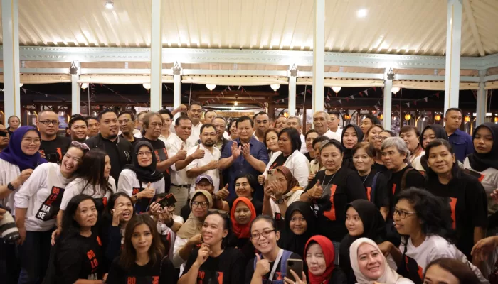 Prabowo Ngejam di Kafe Solo Bareng Band Lokal dan Relawan Jokowi, Gibran