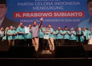 Prabowo Pakai Sepatu Buatan Indonesia: Saya Bisa Jadi Brand Ambassador