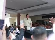 Tiba di Sumatera Barat, Prabowo Disambut Ribuan Pendukung dan Teriakan ‘Presiden’