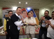 Prabowo Terima Tumpeng Syukuran Posko Relawan Prabowo-Gibran dari Agus Gumiwang dan Hasan Nasbi