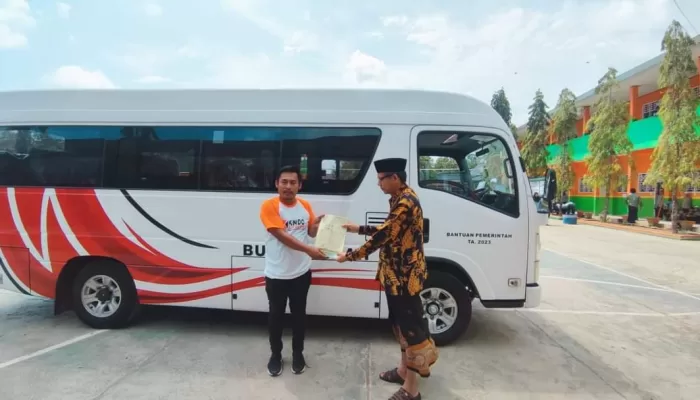 Empat Ponpes di Sulsel Keciprat Bantuan Bus Sekolah Dari Haji Aras