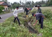 Peduli Lingkungan Anggota Koramil Liliriaja Ajak Warga Bersihkan Saluran Air