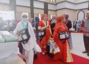 Tampil Nyentrik,Jamaah Haji Soppeng Kloter 16 Tiba di Tanah Air