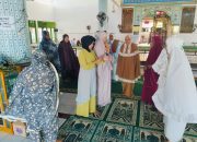 Singgah Shalat di Masjid,Andi Adwiah di Sambut Hangat Ibu-ibu Majelis Taklim 