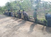 Koramil 04/Liliriaja Bersama Warga Karya Bakti Bersihkan Saluran Air