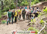 Gunakan Alat Seadanya, Pemdes Umpungen Gotong Royong Bersihkan Material Tanah Longsor