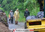 Bupati Soppeng Tinjau Lokasi Terdampak Banjir dan Longsor 