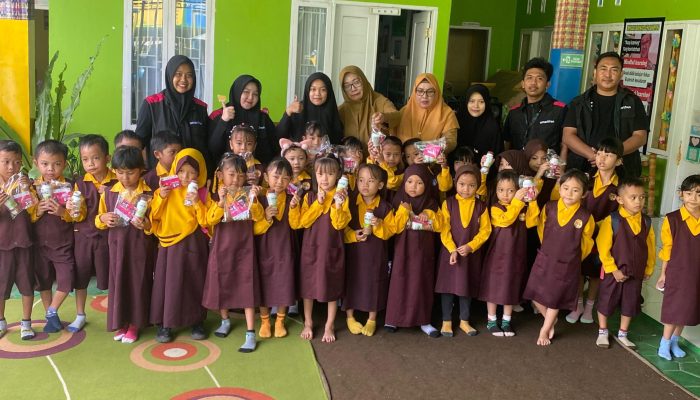 Kembangkan Potensi Anak, Smartfren Gandeng TK Lamungpatue Gelar Lomba Mewarnai