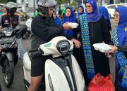 Menebar Kebaikan, BKMT Kabupaten Soppeng Berbagi Takjil