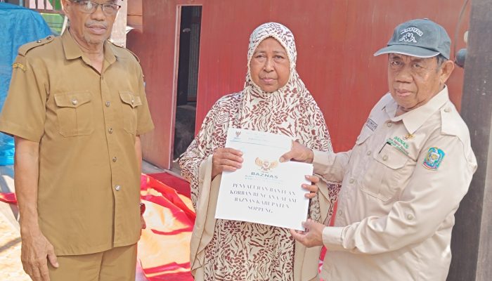 Gercep, Baznas Soppeng Salurkan Bantuan Kepada Korban Angin Kencang di Leworeng