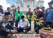 Kakanwil Kemenag Sulsel Bersama FKUB Kabupaten Soppeng Tanam Pohon Matoa di Halaman Gereja