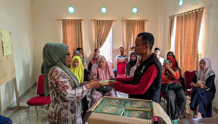 Jelang Keberangkatan, CJH Donri-donri Wakafkan Al’quran 