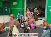 Tampil Nyentrik, Jamaah Haji Soppeng Tiba di Tanah Air