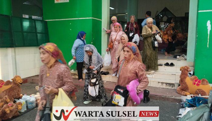 Tampil Nyentrik, Jamaah Haji Soppeng Tiba di Tanah Air