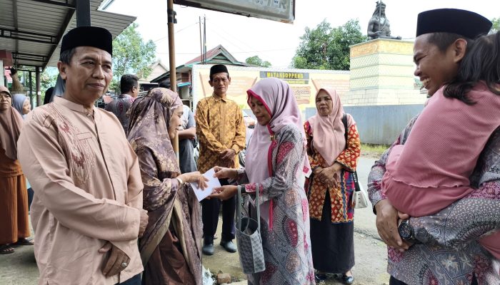Peduli, Ponpes Yasrib Soppeng Kunjungi Santri Korban Kebakaran di Takalala