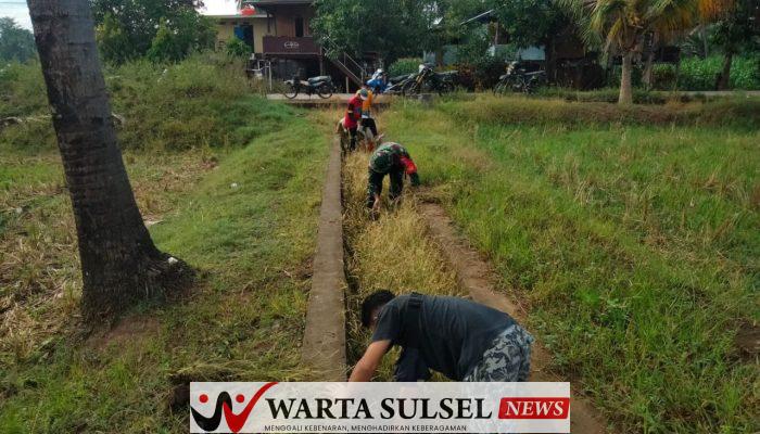 Aksi TNI Bantu Warga Bersihkan Saluran Irigasi 