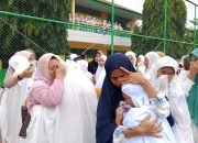 Tangis Haru Orang Tua Lepas Anaknya di Ponpes Yasrib 