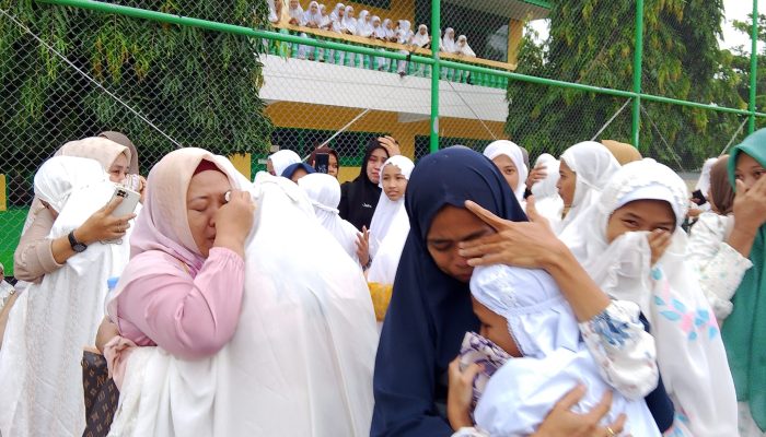 Tangis Haru Orang Tua Lepas Anaknya di Ponpes Yasrib 