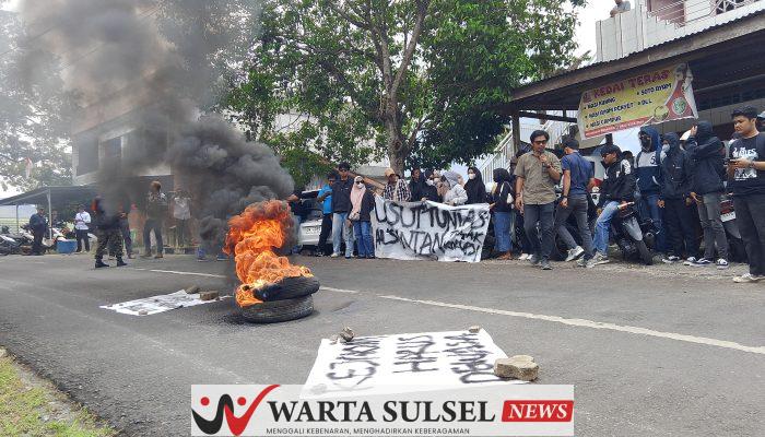 Usut Tuntas Korupsi Alsintan, Kejari Soppeng Didemo