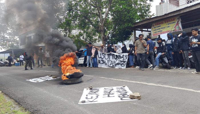 Usut Tuntas Korupsi Alsintan, Kejari Soppeng Didemo
