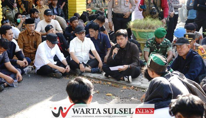 Duduk Melingkar Cara Ketua DPRD Soppeng Terima Aspirasi Mahasiswa