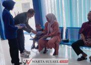 Peringati Hari Pelanggan Nasional, BRI Cabang Soppeng Bagikan Snack Ke Nasabah