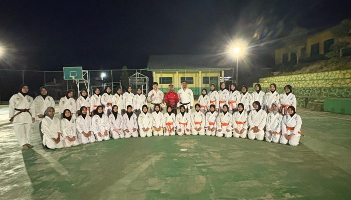 53 Santri MTs Yasrib Lapajung Terima Sertifikat Kenaikan Sabuk Karate