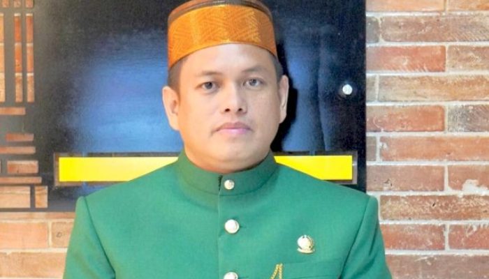 Kenakan Pakaian Adat, Supriadi Arif Tampil Menawan di HUT Sulsel