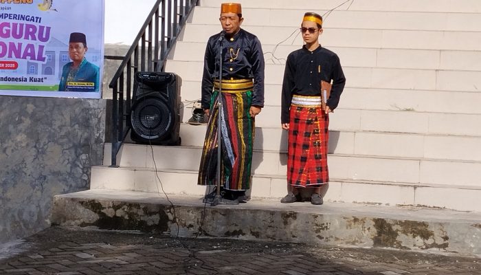 Kenakan Pakaian Adat Bugis, Kakan Kemenag Soppeng Pimpin Upacara HGN 2025