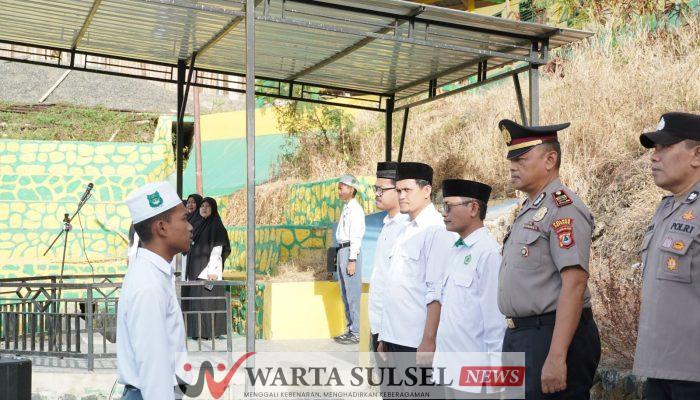 Kasat Binmas Polres Soppeng Jadi Pembina Upacara di MA Yasrib, Tekankan Kemandirian & Moderasi Beragama
