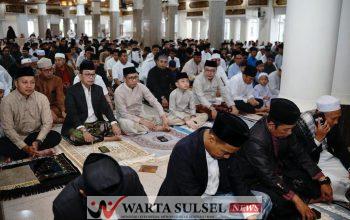 Bersama Ribuan Jamaah, Bupati dan Wabup Soppeng Shalat Ied di Masjid Agung Darussalam