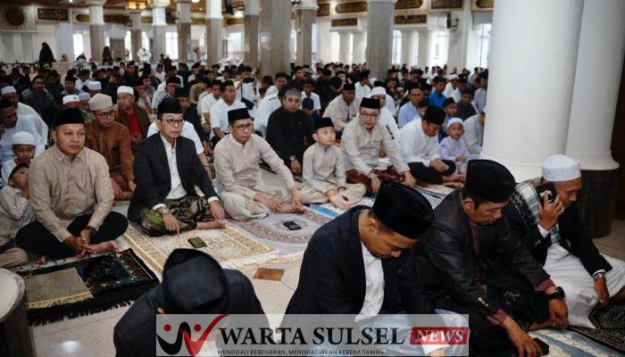 Bersama Ribuan Jamaah, Bupati dan Wabup Soppeng Shalat Ied di Masjid Agung Darussalam
