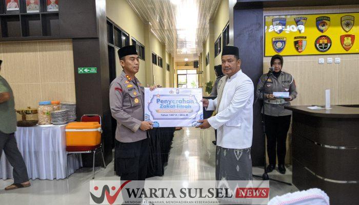 Kapolres Soppeng Serahkan Zakat Fitrah Personil Ke BAZNAS