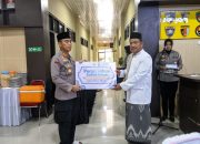 Kapolres Soppeng Serahkan Zakat Fitrah Personil Ke BAZNAS