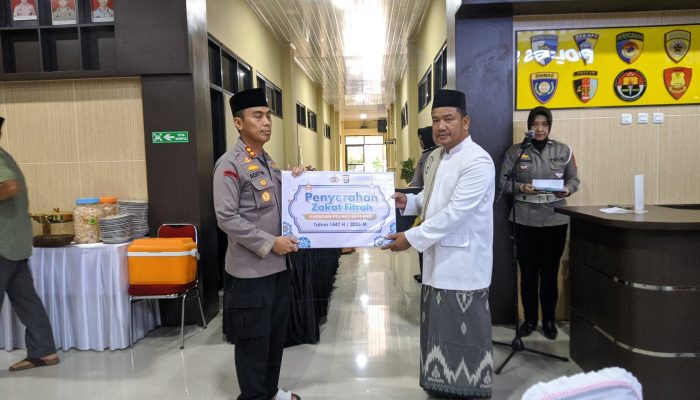 Kapolres Soppeng Serahkan Zakat Fitrah Personil Ke BAZNAS