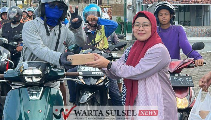 Tebar Kebaikan di Bulan Ramadan, Bank Sulselbar Cabang Soppeng Berbagi Takjil