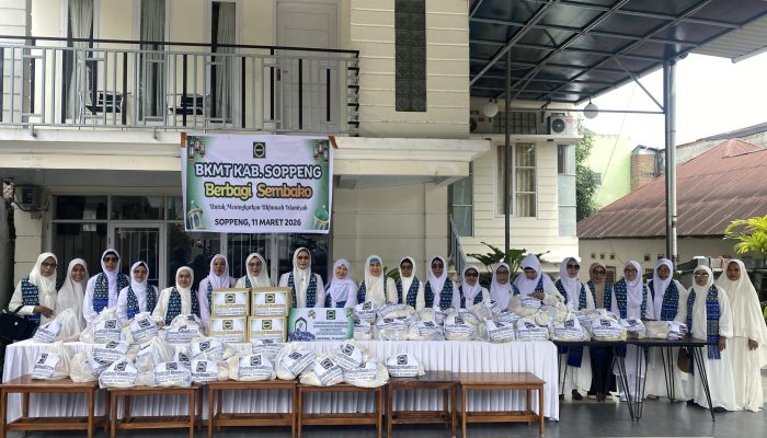 Tebar Kebaikan, BKMT Kabupaten Soppeng Bagikan Paket Sembako Ramadan