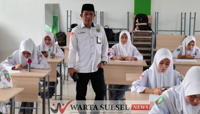 Monev Ujian Madrasah, Kakan Kemenag Soppeng Sapa dan Motivasi Siswa MAN 2 