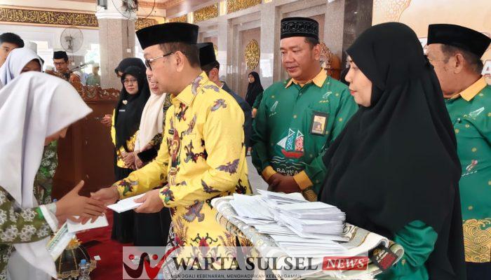 Bupati Soppeng Salurkan ZIS, 150 Santri dan Anak Yatim Tersenyum Bahagia