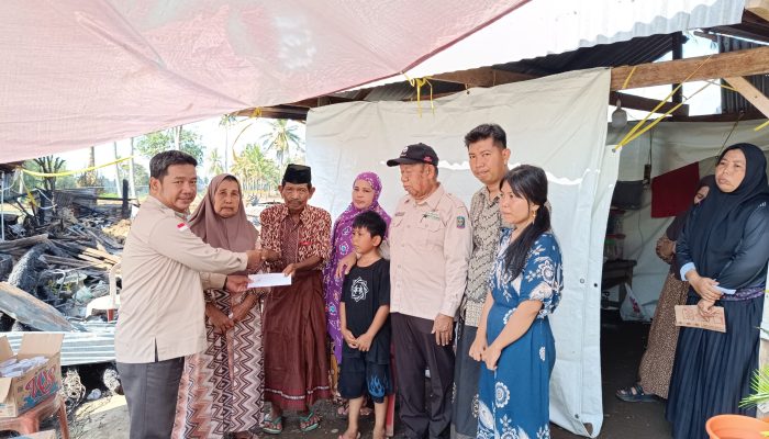 Wujud Kepedulian, BAZNAS Soppeng Bantu Korban Kebakaran di Kecamatan Liliriaja