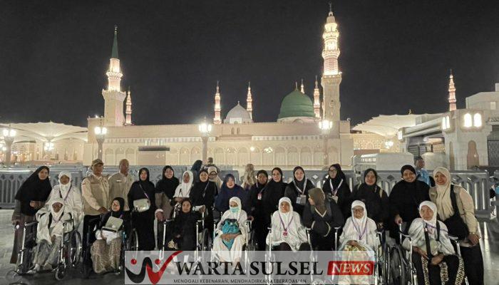 Perjuangan Menggapi Taman Surga, CJH Lansia Dimanjakan Dengan Kursi Roda