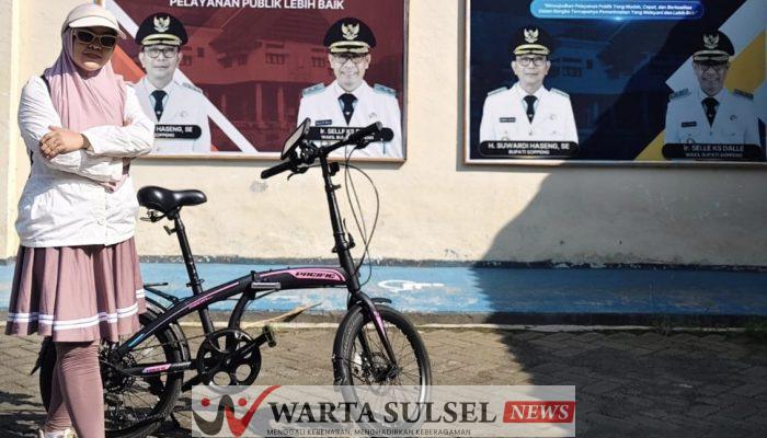 WFO Kabid Humas Diskominfo Soppeng Naik Sepeda ke Kantor