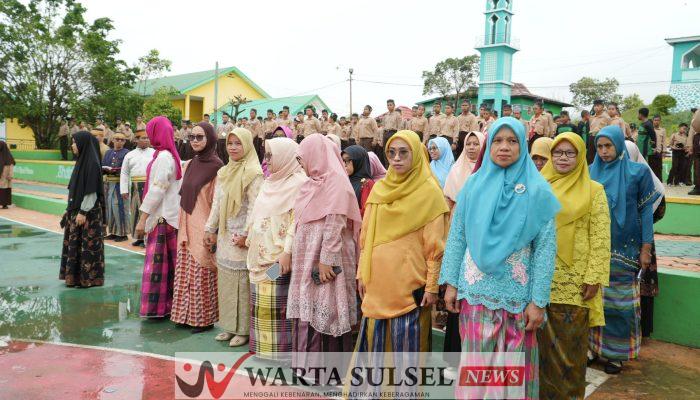 Upacara Hardiknas, Guru Ponpes Yasrib Lapajung Kenakan Pakaian Adat