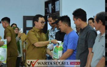 221 Kelompok Tani di Soppeng Keciprat Bantuan Benih Padi dan Jagung 
