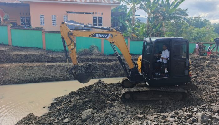 Aksi Heroik Kepala MAN 1 Soppeng Operasikan Excavator