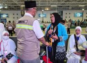 Momen Menhaj Gus Irfan Sapa Jemaah Haji Debarkasi Makassar di Bandara Jeddah
