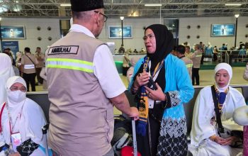 Momen Menhaj Gus Irfan Sapa Jemaah Haji Debarkasi Makassar di Bandara Jeddah